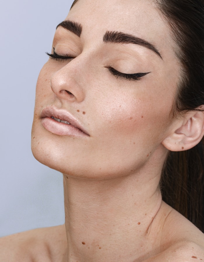 Portret beauty cu sprâncene definite și machiaj discret